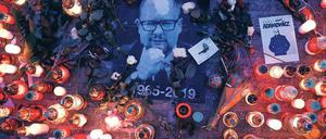 Letzte Ehre. In der Danziger Altstadt wird Pawel Adamowicz mit vielen Kerzen und Rosen gedacht.