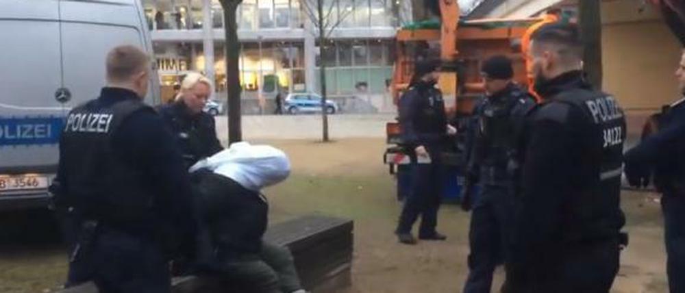 Sack drüber und weg. Diese Szene haben Augenzeugen der Räumung in einem Video festgehalten.