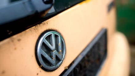 Ein Autowrack vom Typ Volkswagen Polo auf einem Recyclinghof.