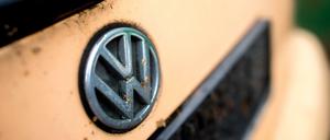 Ein Autowrack vom Typ Volkswagen Polo auf einem Recyclinghof. 