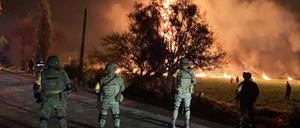 Militärpersonal sichert die Unglücksstelle an einer Pipeline in Mexiko ab