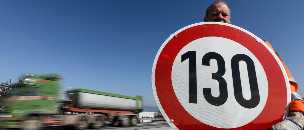 Vom Gas runter. Die Experten-Kommission der Regierung empfiehlt ein Tempolimit von 130. 