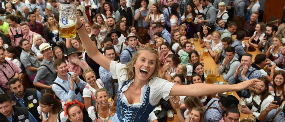 Auch internationale Spitzentalente trinken gern mal ein Bier. Oder eine Maß. Prägend für das Image Münchens ist sicher auch das Oktoberfest - hier 2018 in der 185. Ausgabe.