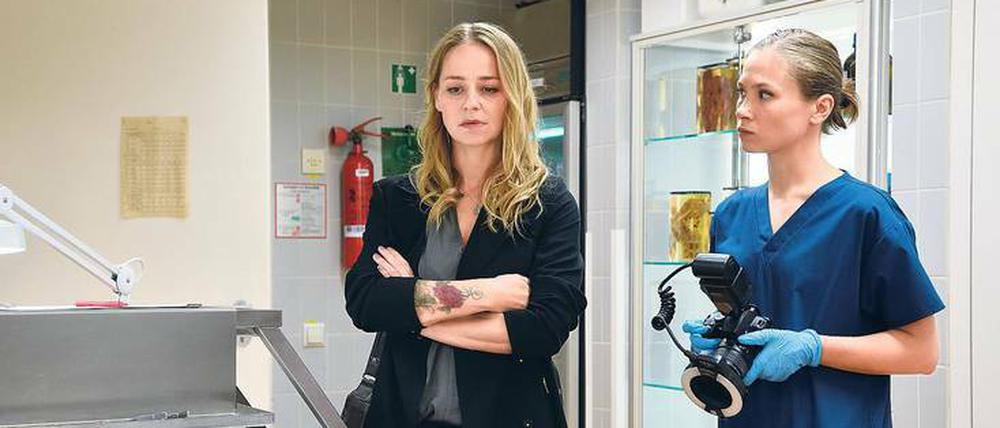 Überraschung – aber was für eine?  Während sich Dr. Julia Löwe (Alina Levshin, rechts) mit den menschlichen Überresten des Mordopfers befasst, steht plötzlich dessen Frau Marie (Theresa Scholze) im Obduktionssaal. 