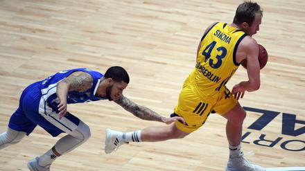 Davongezogen. Berlins Luke Sikma (r.) enteilt Frankfurts Tyler Larson.