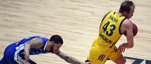 Davongezogen. Berlins Luke Sikma (r.) enteilt Frankfurts Tyler Larson.