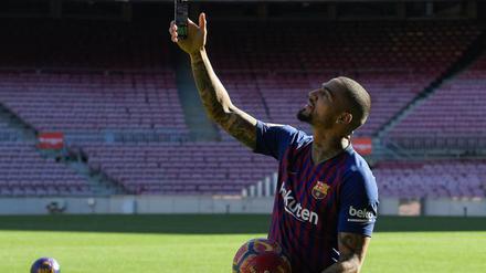 Selfie im Camp Nou. Kevin Prince Boateng fotografiert sich an seinem neuen Arbeitsplatz. 