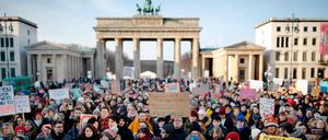 Los ging es am Brandenburger Tor: Männer und Frauen versammeln sich anlässlich des "Berliner Women's March".