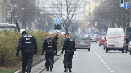 Polizisten suchen nach Spuren. Bei einer Verkehrskontrolle in Berlin-Neukölln ist im Dezember ein Polizist angefahren und verletzt worden.