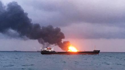 Ein Schiff unter der Flagge Tansania brennt im Schwarzen Meer vor der Meerenge von Kertsch.