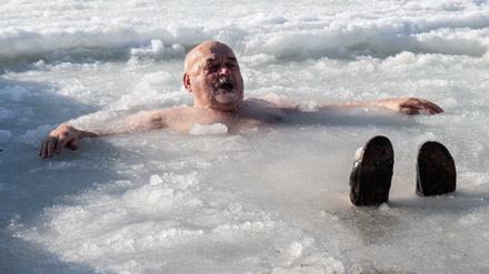 Eisbad in der Nähe der Russischen Stadt Kholmsk.