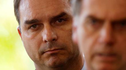 Flavio Bolsonaro (l), steht hinter seinem Vater Jair Bolsonaro. 