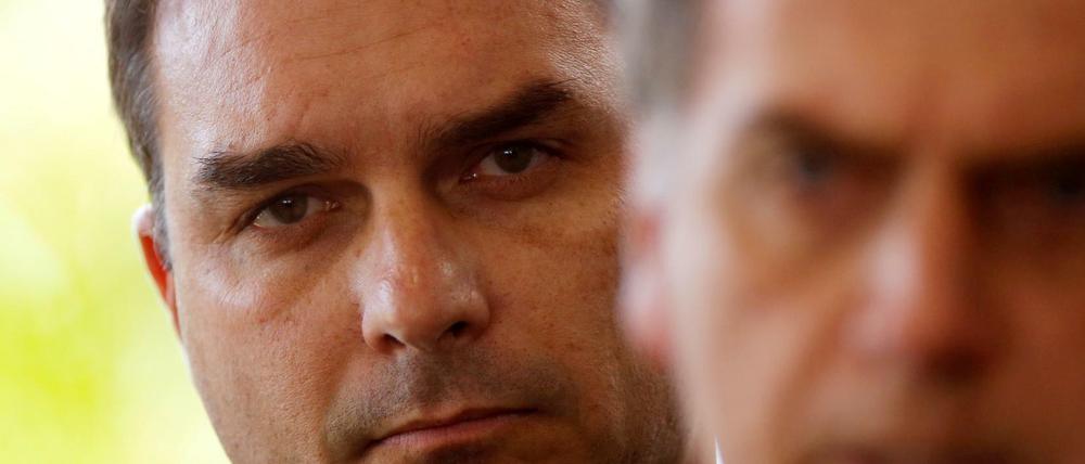 Flavio Bolsonaro (l), steht hinter seinem Vater Jair Bolsonaro.