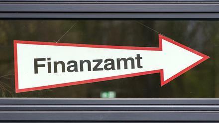 Hier geht's lang - aber auch für Konzerne? Ein Wegweiser zum Finanzamt im brandenburgischen Eberswalde.