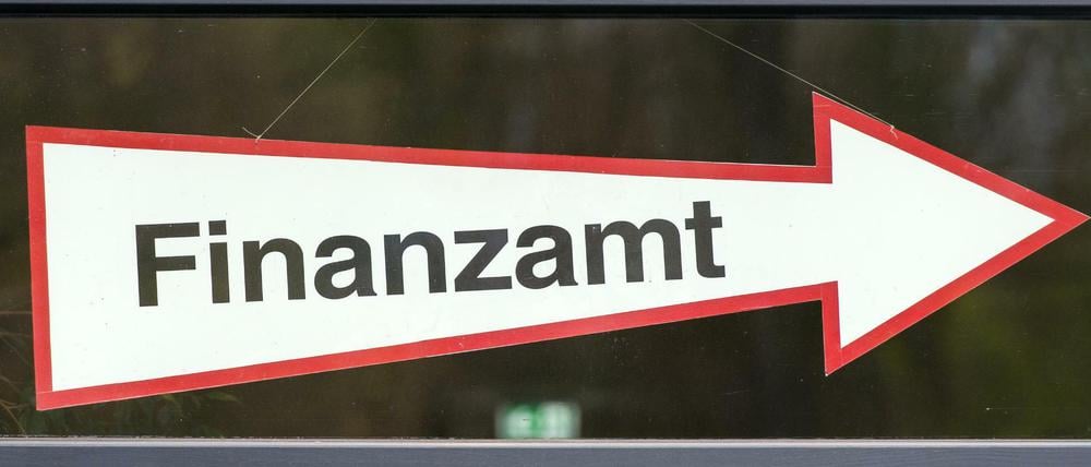 Hier geht's lang - aber auch für Konzerne? Ein Wegweiser zum Finanzamt im brandenburgischen Eberswalde.