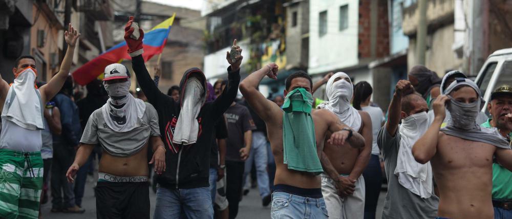 Demonstranten in Venezuela lieferten sich am Montag Straßenschlachten, nachdem Soldaten zum Widerstand aufgerufen hatten.