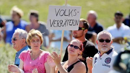 Laut einer Umfrage haben Menschen im Osten Deutschland weniger Vertrauen in den Staat und die Politik als Westdeutsche.