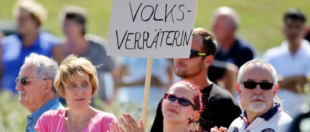 Laut einer Umfrage haben Menschen im Osten Deutschland weniger Vertrauen in den Staat und die Politik als Westdeutsche.