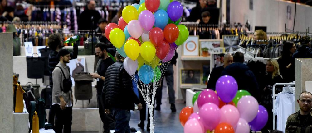Schön bunt war es. Besucher auf der Modemesse Seek. 