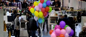 Schön bunt war es. Besucher auf der Modemesse Seek. 