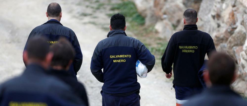 Männer des Rettungsteams sind auf dem Weg zur Unglücksstelle.