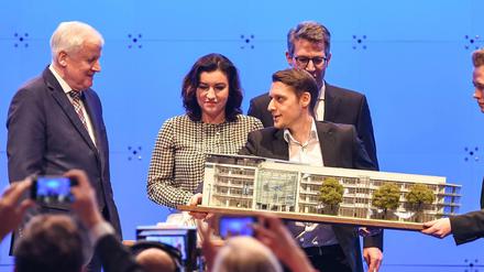 Abschiedsgeschenk der CSU an Horst Seehofer: Ein maßstabsgetreues Abbild der Parteizentrale für seine Modelleisenbahn.