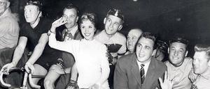 Es war einmal. 1957 eröffnen Schauspielerin Sonja Ziemann und Boxer Gustav „Bubi“ Scholz im Sportpalast die Sixdays.