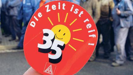 Seit 1995 wird in der westdeutschen Metall- und Elektroindustrie nach Tarif 35 Stunden gearbeitet. Im Osten sind es drei Stunden mehr. 
