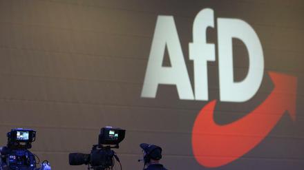 Logo der AfD als Projektion an einer Wand bei einem Parteitag