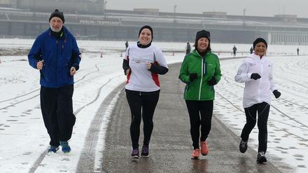 Die stellvertretende Berlin-Ressortleiterin Anke Myrrhe (2.v.l.) und ihr Team beim ersten Checkpoint-Lauftreff.