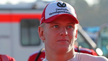 Ferrari ruft. Mick Schumacher eifert seinem Vater nach.
