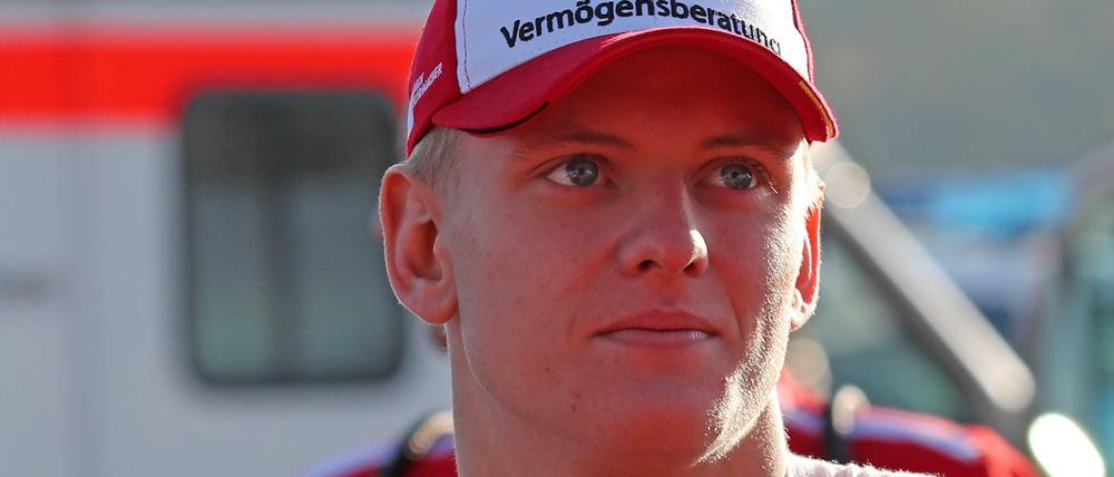 Ferrari ruft. Mick Schumacher eifert seinem Vater nach.