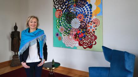 Mehr Austausch. Carolin Scharpff-Striebich vor einem Bild von Beatriz Milhazes in ihrer Charlottenburger Sammlung.