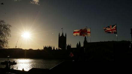 Fahnen wehen in der Nähe der im Hintergrund zu sehenden Houses of Parliament. 