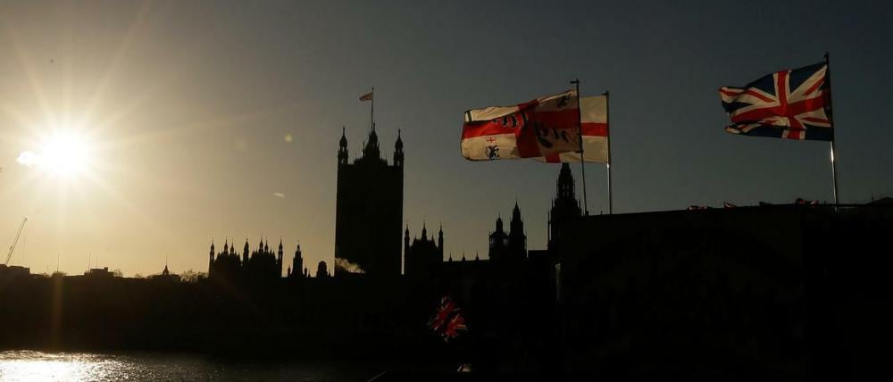 Fahnen wehen in der Nähe der im Hintergrund zu sehenden Houses of Parliament.
