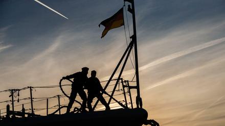 Zwei Marinesoldaten auf dem Bug der "Augsburg".