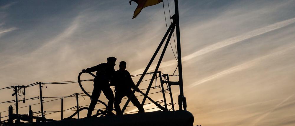 Zwei Marinesoldaten auf dem Bug der "Augsburg".