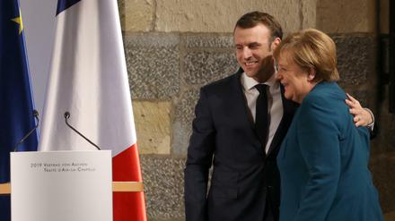 Präsident Emmanuel Macron und Bundeskanzlerin Angela Merkel während der Unterzeichnungszeremonie.