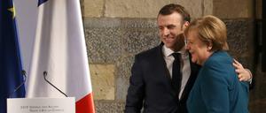 Präsident Emmanuel Macron und Bundeskanzlerin Angela Merkel während der Unterzeichnungszeremonie.