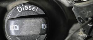 Der Tankdeckel eines VW Golf TDI mit der Aufschrift "Diesel".