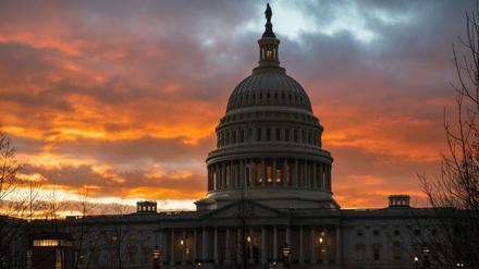 Das Kapitol in Washington bei Sonnenuntergang.