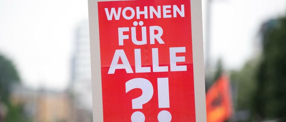 Teilnehmer der Mietprotestaktion "Mieten-Move" in Hamburg fordern eine sozial gerechtere Wohnungspolitik. 