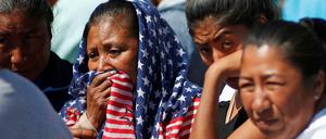 Nach dem Unglück in Mexiko trauern Menschen um ihre Angehörigen. 