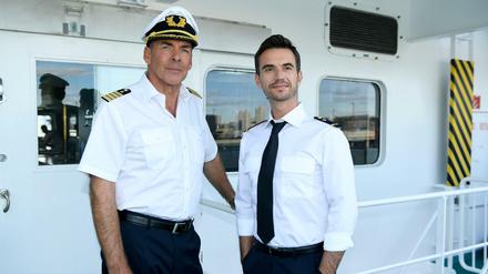 Befördert: Noch-Kapitän Burger (Sascha Hehn, li.) und der junge Offizier Florian (Florian Silbereisen) in der Folge "Das Traumschiff - Tansania" aus 2017.
