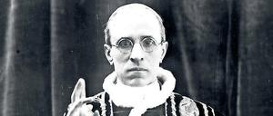 Retten oder reden? Papst Pius XII. mit arbeitstypischer Handbewegung.