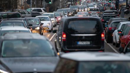Autos stehen während beim ersten Feinstaubalarm im Jahr 2019 in Stuttgart hintereinander. 