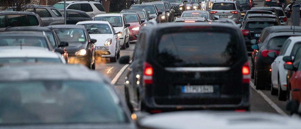 Autos stehen während beim ersten Feinstaubalarm im Jahr 2019 in Stuttgart hintereinander.