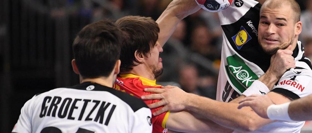 Deutschlands Paul Drux (r) und Patrick Groetzki in Aktion gegen Spaniens Viran Morros