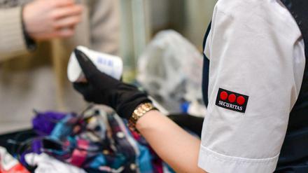 Das Sicherheitspersonal an deutschen Flughäfen soll mehr Geld bekommen.