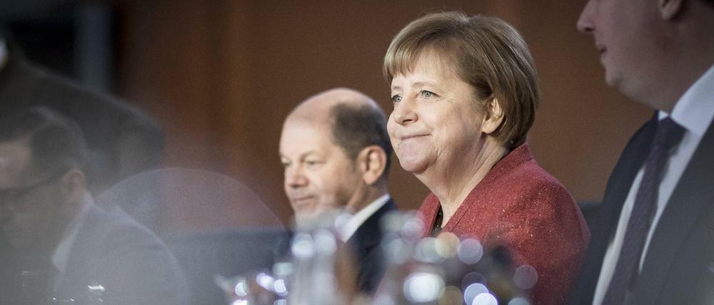Die deutsche Bundeskanzlerin Angela Merkel (r.) und der Bundesfinanzminister Olaf Scholz (l.) bei der Kabinettssitzung in Berlin. 